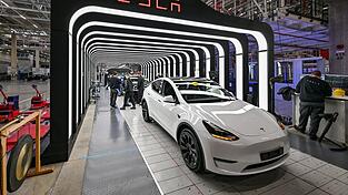 Wegen eines Formfehlers in Kaufverträgen könnte auf Tesla eine Klagewelle zurollen.
