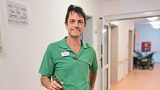 Peter Themessl hat seine Schalen auf einen Rollwagen geladen. Damit geht er von Zimmer zu Zimmer und fragt, ob die Senioren die Klangschalen hören wollen.