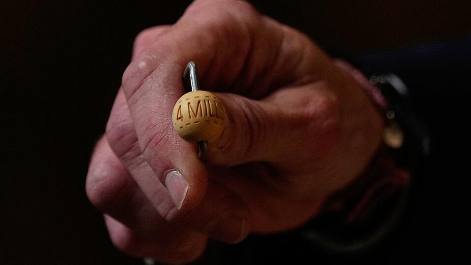 Der Hauptgewinn &uuml;ber vier Millionen Euro f&uuml;r ein ganzes Los lie&szlig; dieses Jahr circa eineinhalb Stunden auf sich warten. Um 10.44 Uhr wurde er gezogen.