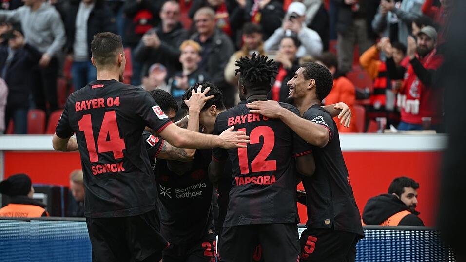 Leverkusen jubelt über das 5:3 gegen Wolfsburg. Leverkusen jubelt über das 5:3 gegen Wolfsburg.