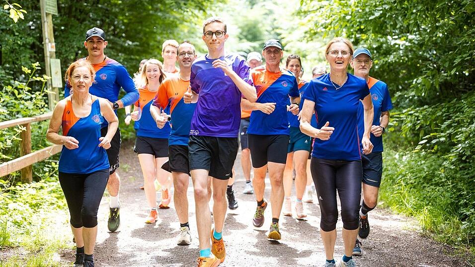 Fynn Thome (18, vorne) trainiert gemeinsam mit den Läuferinnen und Läufern der Lauf- und Triathlonfreunde Lebach (LTF Theeltal) auf einer Waldstrecke bei Lebach. Fynn Thome (18, vorne) trainiert gemeinsam mit den Läuferinnen und Läufern der Lauf- und Triathlonfreunde Lebach (LTF Theeltal) auf einer Waldstrecke bei Lebach.