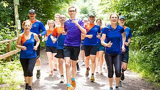 Fynn Thome (18, vorne) trainiert gemeinsam mit den Läuferinnen und Läufern der Lauf- und Triathlonfreunde Lebach (LTF Theeltal) auf einer Waldstrecke bei Lebach. Fynn Thome (18, vorne) trainiert gemeinsam mit den Läuferinnen und Läufern der Lauf- und Triathlonfreunde Lebach (LTF Theeltal) auf einer Waldstrecke bei Lebach.