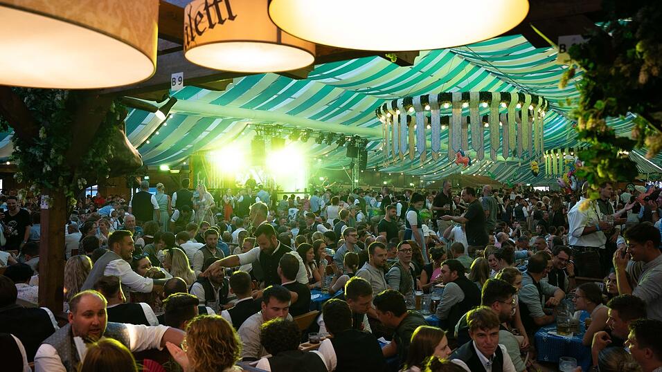 Die Partybilder vom Samstag, 15. August, aus dem Festzelt Wenisch. Die Partybilder vom Samstag, 15. August, aus dem Festzelt Wenisch.