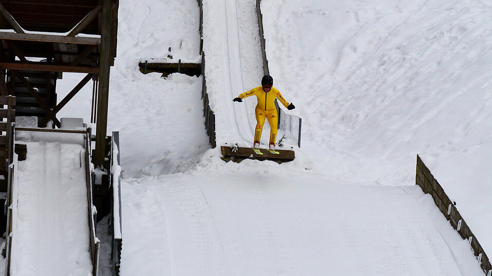 Absprung: Florian richtet sich auf und springt am Schanzenende ab.