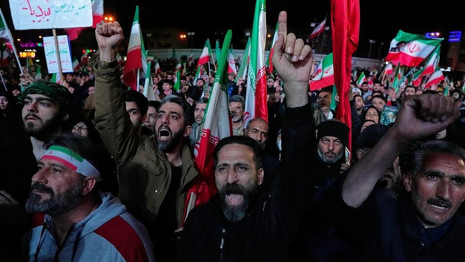 Regierungsanh&auml;nger feiern nach der Ank&uuml;ndigung der Waffenruhe in Teheran.