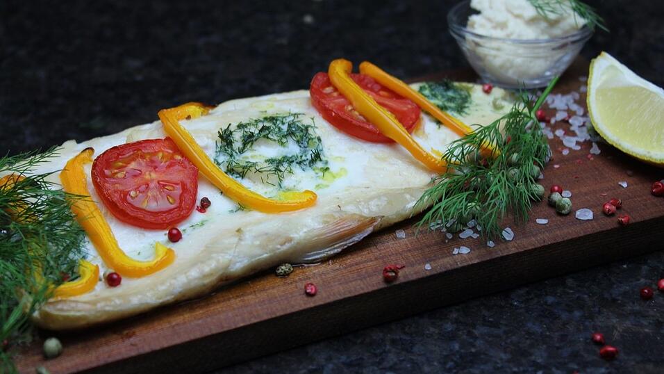 Forelle mal anders! Die gegrillten Fischfilets sehen zudem sehr ansprechend aus, wenn sie auf der Holzplanke zubereitet werden. Forelle mal anders! Die gegrillten Fischfilets sehen zudem sehr ansprechend aus, wenn sie auf der Holzplanke zubereitet werden.