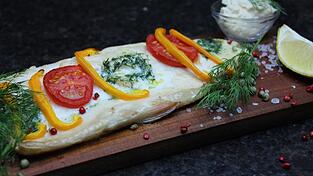 Forelle mal anders! Die gegrillten Fischfilets sehen zudem sehr ansprechend aus, wenn sie auf der Holzplanke zubereitet werden.