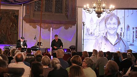 Im Historischen Reichssaal nahmen etwa 200 Menschen mit einem Benefizkonzert noch einmal Abschied. Der Erlös soll in wichtige soziale Projekte fließen. Ganz im Sinne von Reinhard Kellner.