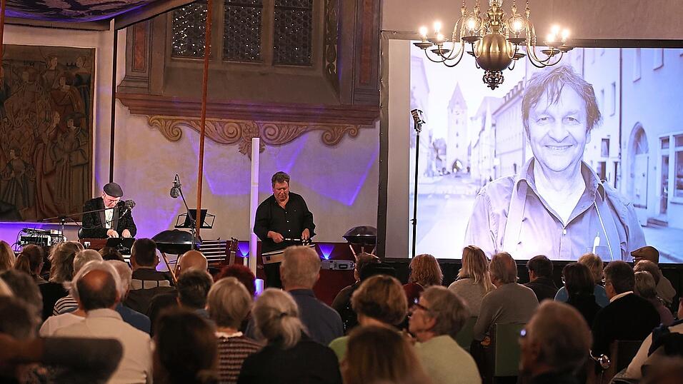 Im Historischen Reichssaal nahmen etwa 200 Menschen mit einem Benefizkonzert noch einmal Abschied. Der Erlös soll in wichtige soziale Projekte fließen. Ganz im Sinne von Reinhard Kellner.