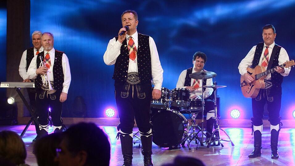 Norbert Rier (Mitte) muss sich von einer OP erholen - und wir zeitweise ersetzt. (Archivbild)