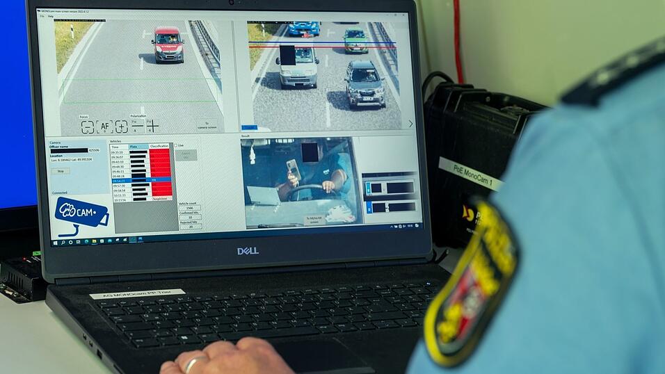 K&uuml;nstliche Intelligenz kann erkennen, wenn Autofahrer ihr Handy in der Hand halten. (Archivbild)