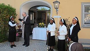Pfarrer Siegmund Kastner segnet das Haus Katharina. Ihm zur Seite Regionalpriorin Schwester Maureen.
