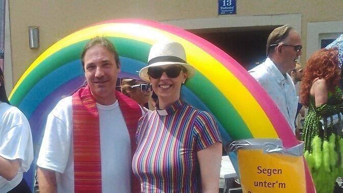 Die evangelische Pfarrerin Gabriele Kainz und Kollegen vergaben einen 'Segen unterm Regenbogen'.