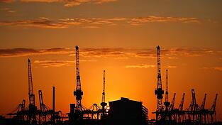 Deutsche Wirtschaft in der Krise: Die künftige Bundesregierung muss nach Einschätzung von Commerzbank-Chefvolkswirt Jörg Krämer ein Aufbruchsignal senden (Archivbild) Deutsche Wirtschaft in der Krise: Die künftige Bundesregierung muss nach Einschätzung von Commerzbank-Chefvolkswirt Jörg Krämer ein Aufbruchsignal senden (Archivbild)