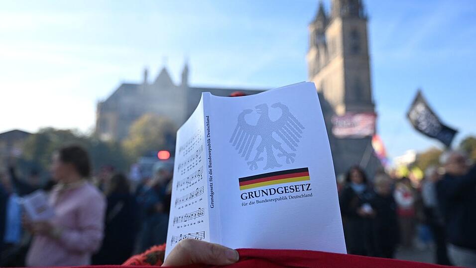 Auf dem Domplatz direkt vor dem Landtag wurde das Grundgesetz verlesen. Auf dem Domplatz direkt vor dem Landtag wurde das Grundgesetz verlesen.