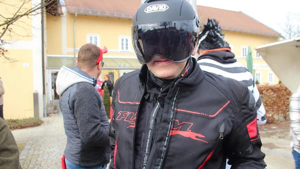 Viele Faschings-Fans haben sich am Samstag den Umzug in Langenbach angesehen. Viele Faschings-Fans haben sich am Samstag den Umzug in Langenbach angesehen.