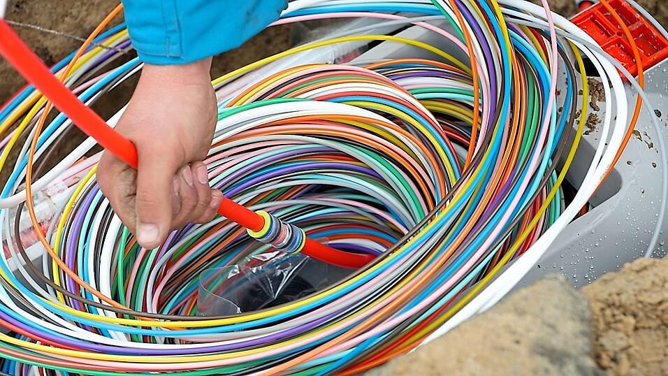 Das Unternehmen Deutsche Glasfaser plant in Mainburg den Bau eines Glasfasernetzes.