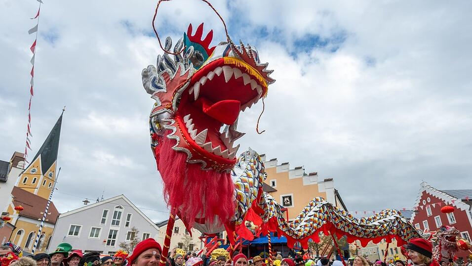 Farbenfroh kostümiert wird Dietfurt jedes Jahr zu «Bayerisch China». Farbenfroh kostümiert wird Dietfurt jedes Jahr zu «Bayerisch China».