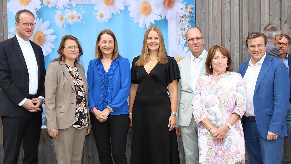 Sie nehmen Felicitas Klenk (Dritte von links) zum Abschied in ihre Mitte: Domkapitular Michael Dreßel, die neue Einrichtungsleiterin Katrin Kraus, Klenk, die neue Schulleiterin Doris Heckel, Stefan Fricker, bei der Regierung der Oberfpalz zuständig für die Förderschulen, die zweite stellvertretende Vorsitzende der KJF, Dagmar Dengel, sowie der Direktor der KJF, Michael Eibl. Sie nehmen Felicitas Klenk (Dritte von links) zum Abschied in ihre Mitte: Domkapitular Michael Dreßel, die neue Einrichtungsleiterin Katrin Kraus, Klenk, die neue Schulleiterin Doris Heckel, Stefan Fricker, bei der Regierung der Oberfpalz zuständig für die Förderschulen, die zweite stellvertretende Vorsitzende der KJF, Dagmar Dengel, sowie der Direktor der KJF, Michael Eibl.