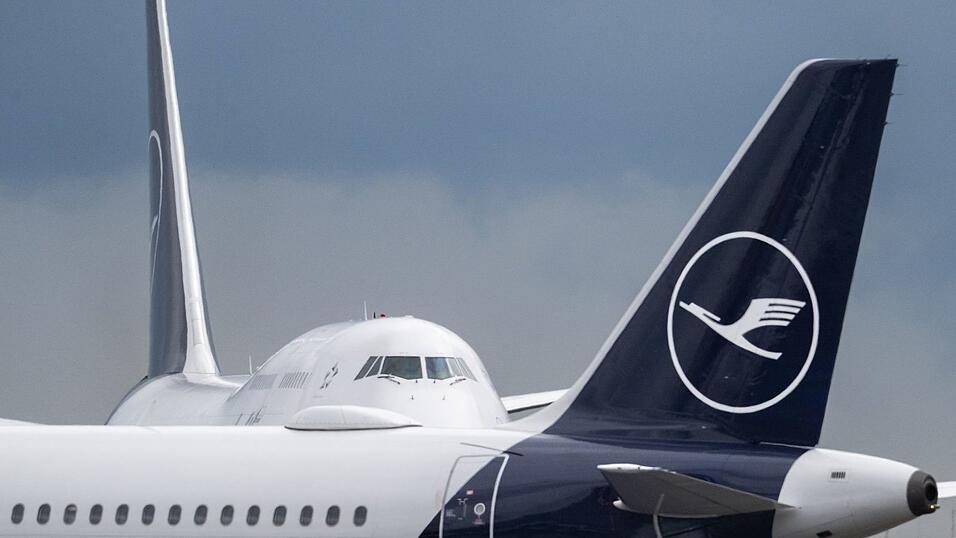 Am Frankfurter Flughafen müssen sich Reisende gedulden. Am Frankfurter Flughafen müssen sich Reisende gedulden.