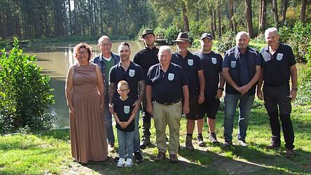 Bürgermeisterin Angelika Leitermann (l.) machte sich ein Bild von dem umfunktionierten Waldbad mit Regionalmanager Willi Biermeier (2. v. l.) im Beisein von einem Teil der Vereinsmitglieder mit Vorsitzendem Eberhard Wick ((5. v. l.). Um den Nachwuchs muss man sich keine Sorgen machen, Karl Miethaner (vorne) freut sich schon, seinen ersten Fisch aus dem Weiher zu angeln. Bürgermeisterin Angelika Leitermann (l.) machte sich ein Bild von dem umfunktionierten Waldbad mit Regionalmanager Willi Biermeier (2. v. l.) im Beisein von einem Teil der Vereinsmitglieder mit Vorsitzendem Eberhard Wick ((5. v. l.). Um den Nachwuchs muss man sich keine Sorgen machen, Karl Miethaner (vorne) freut sich schon, seinen ersten Fisch aus dem Weiher zu angeln.