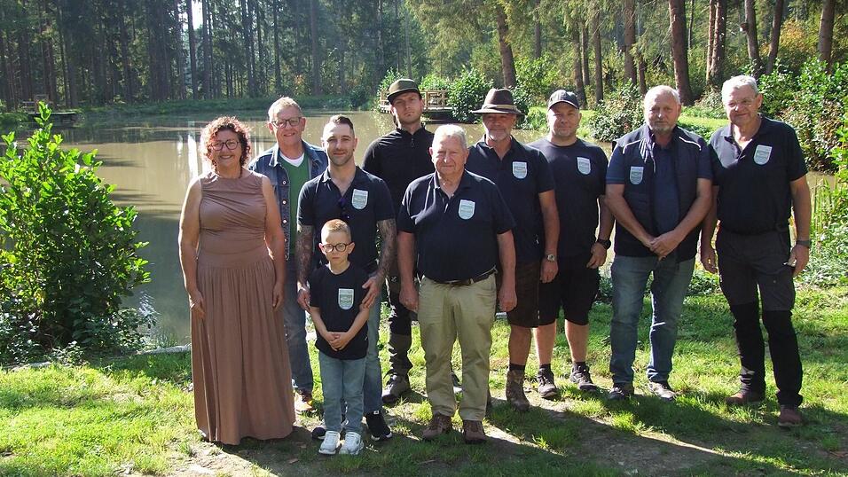 Bürgermeisterin Angelika Leitermann (l.) machte sich ein Bild von dem umfunktionierten Waldbad mit Regionalmanager Willi Biermeier (2. v. l.) im Beisein von einem Teil der Vereinsmitglieder mit Vorsitzendem Eberhard Wick ((5. v. l.). Um den Nachwuchs muss man sich keine Sorgen machen, Karl Miethaner (vorne) freut sich schon, seinen ersten Fisch aus dem Weiher zu angeln. Bürgermeisterin Angelika Leitermann (l.) machte sich ein Bild von dem umfunktionierten Waldbad mit Regionalmanager Willi Biermeier (2. v. l.) im Beisein von einem Teil der Vereinsmitglieder mit Vorsitzendem Eberhard Wick ((5. v. l.). Um den Nachwuchs muss man sich keine Sorgen machen, Karl Miethaner (vorne) freut sich schon, seinen ersten Fisch aus dem Weiher zu angeln.