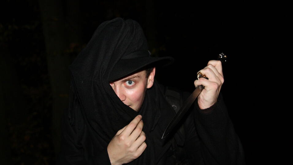 Videojournalist Mathias Adam (21) vor und hinter der Kamera. (Foto: Pfeffer)