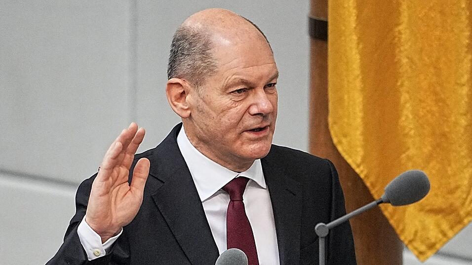 Der neu gew&auml;hlte Bundeskanzler Olaf Scholz (SPD) legt im Bundestag den Amtseid f&uuml;r seine erste Amtszeit ab. Im Bundestag findet die Wahl und Vereidigung von Scholz zum Bundeskanzler und die Vereidigung der Bundesministerinnen und -minister der neuen rot-gr&uuml;n-gelben Bundesregierung statt. Scholz f&uuml;hrt damit die erste Ampelkoalition aus SPD, Gr&uuml;nen und FDP auf Bundesebene an.