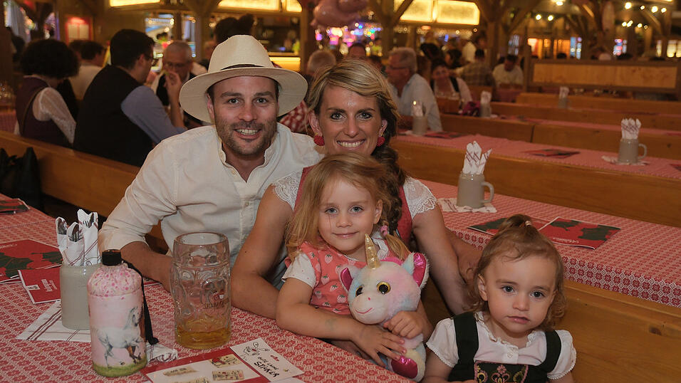 Die Partybilder vom Dienstag, 15. August 2023, aus dem Festzelt Krönner. Die Partybilder vom Dienstag, 15. August 2023, aus dem Festzelt Krönner.