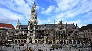 Auf dem Münchner Marienplatz vor dem Neuen Rathaus soll die Kundgebung am Sonntag stattfinden. (Archivfoto)