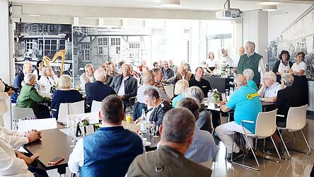 Jubilar Konrad Auwärter, eine der prägendsten Persönlichkeiten der deutschen Fahrzeugbau-Geschichte, inmitten seiner Festgesellschaft