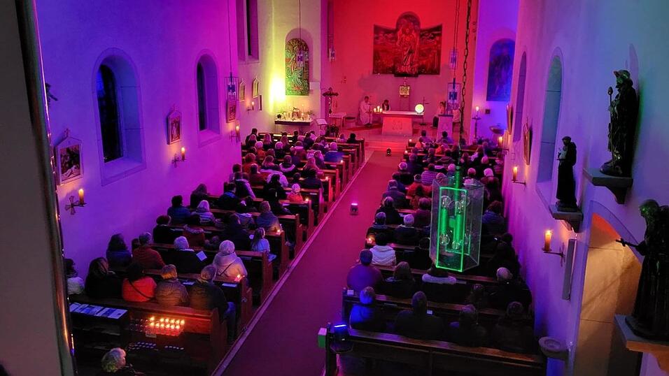 Die Kirche erstrahlt in Rosa, Gelb, Blau und Gr&uuml;n und taucht die Warzenrieder Kirche in ein besonderes Licht. Zweimal fand der MAISL-Gottesdienst dort schon statt. Am 12. Dezember ist der n&auml;chste Termin.