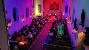 Die Kirche erstrahlt in Rosa, Gelb, Blau und Grün und taucht die Warzenrieder Kirche in ein besonderes Licht. Zweimal fand der MAISL-Gottesdienst dort schon statt. Am 12. Dezember ist der nächste Termin.