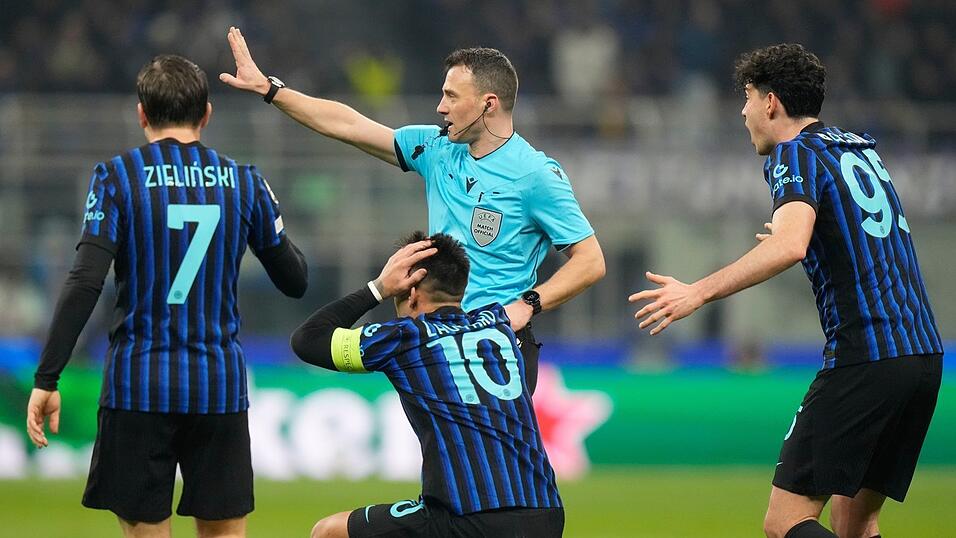 Die Inter-Spieler können Felix Zwayers Entscheidung nicht fassen. Die Inter-Spieler können Felix Zwayers Entscheidung nicht fassen.