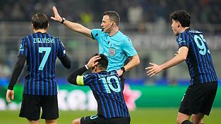 Die Inter-Spieler können Felix Zwayers Entscheidung nicht fassen. Die Inter-Spieler können Felix Zwayers Entscheidung nicht fassen.