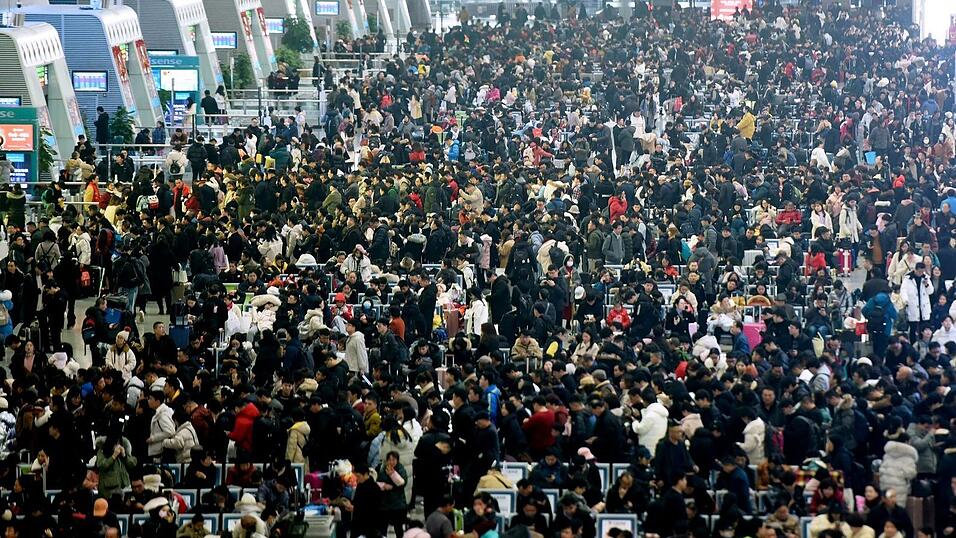 Auch in diesem Jahr d&uuml;rfte es wieder voll werden an Chinas Bahnh&ouml;fen. (Archivbild)