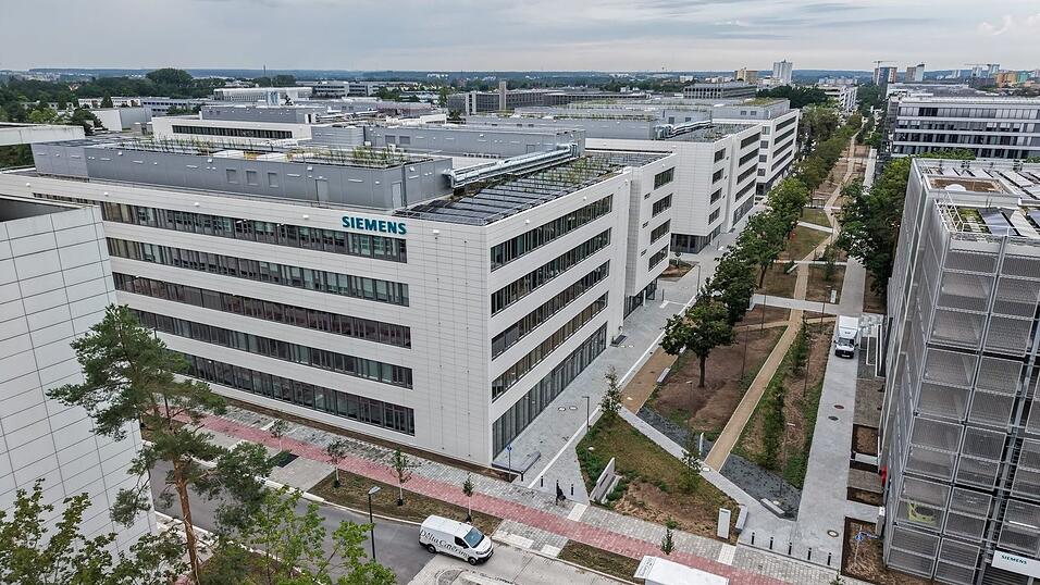 Siemens hat nach eigenen Angaben rund eine Milliarde Euro in den Campus im Süden Erlangens investiert. Siemens hat nach eigenen Angaben rund eine Milliarde Euro in den Campus im Süden Erlangens investiert.