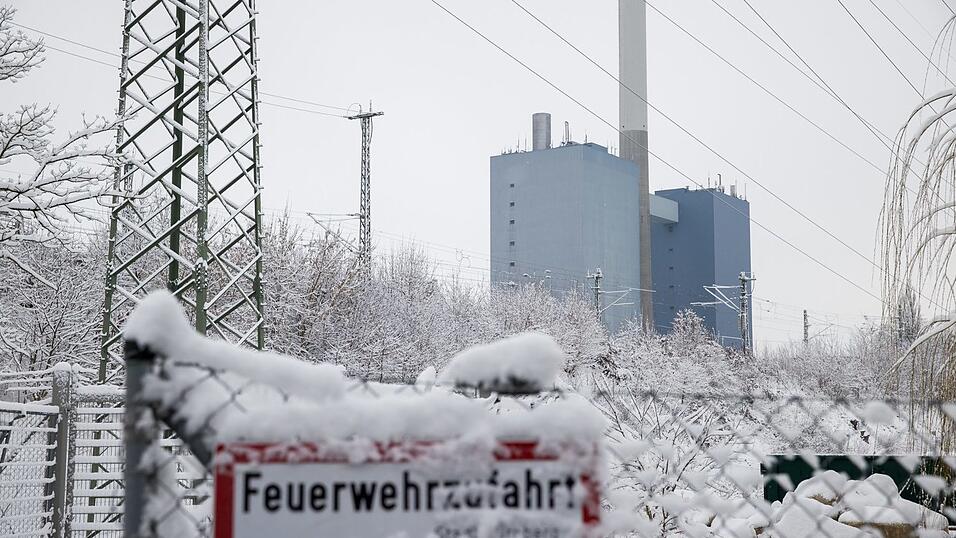 Wegen eines Feuers in einem N&uuml;rnberger Gro&szlig;kraftwerk hat die Stadt den Katastrophenfall ausgerufen.