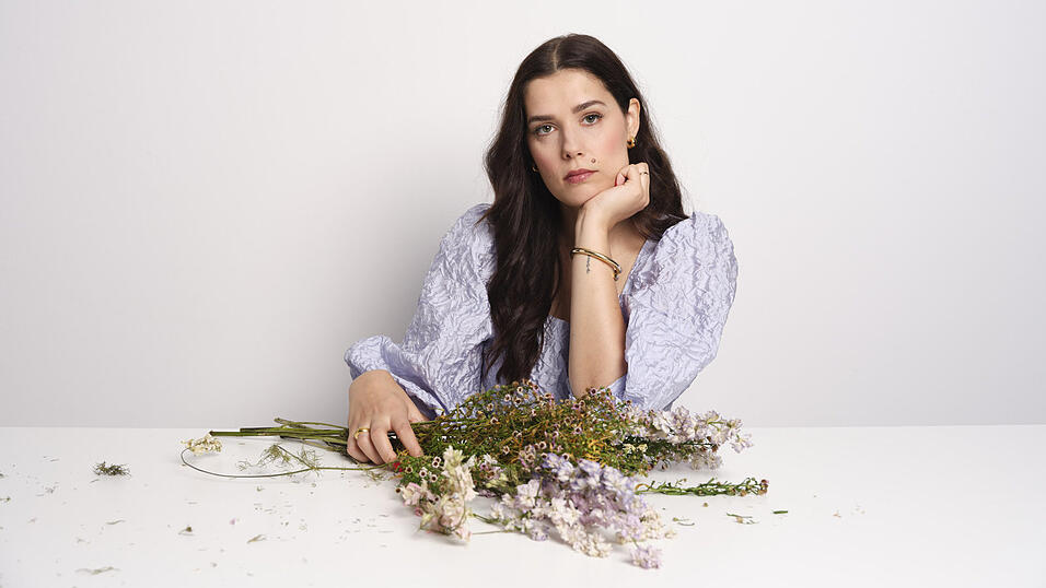 Ob im Internet oder in Buchform, Tara-Louise Wittwer analysiert mit scharfer Zunge und Humor. Ob im Internet oder in Buchform, Tara-Louise Wittwer analysiert mit scharfer Zunge und Humor.