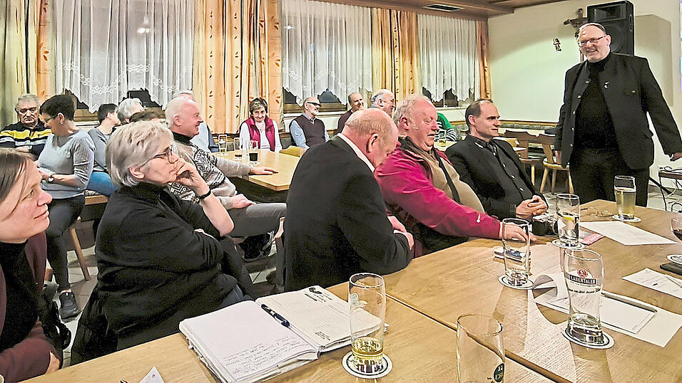 Die Schwimmbacher zeigten nicht nur mit zahlreichem Erscheinen zum Vortrag von Pater Dr. Martin Maier ihr Interesse, sondern stellten auch mehrere Fragen &uuml;ber die Zusammenh&auml;nge von Weltkirche und Politik.