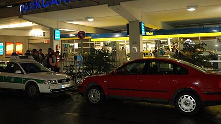 Ein Polizeiauto steht am 16. Mai 2006 vor dem Parkhaus an der Baaderstraße im Münchner Stadtteil Isarvorstadt. Im vierten Stock ist eine Tote gefunden worden - Charlotte Böhringer. Ein Polizeiauto steht am 16. Mai 2006 vor dem Parkhaus an der Baaderstraße im Münchner Stadtteil Isarvorstadt. Im vierten Stock ist eine Tote gefunden worden - Charlotte Böhringer.