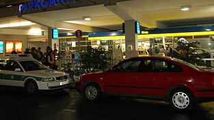 Ein Polizeiauto steht am 16. Mai 2006 vor dem Parkhaus an der Baaderstra&szlig;e im M&uuml;nchner Stadtteil Isarvorstadt. Im vierten Stock ist eine Tote gefunden worden - Charlotte B&ouml;hringer.