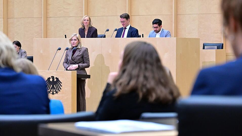 Das Sparpaket von Ministerin Warken stößt auf Einwände unter den Ländern. (Archivbild) Das Sparpaket von Ministerin Warken stößt auf Einwände unter den Ländern. (Archivbild)