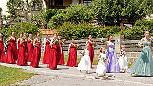 Die Festdamen der Feuerwehr Pauluszell mit den Festm&auml;dchen, Festmutter und Festbraut.