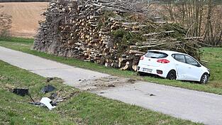 Eines der Autos kam nach dem Zusammensto&szlig; von der Stra&szlig;e ab.
