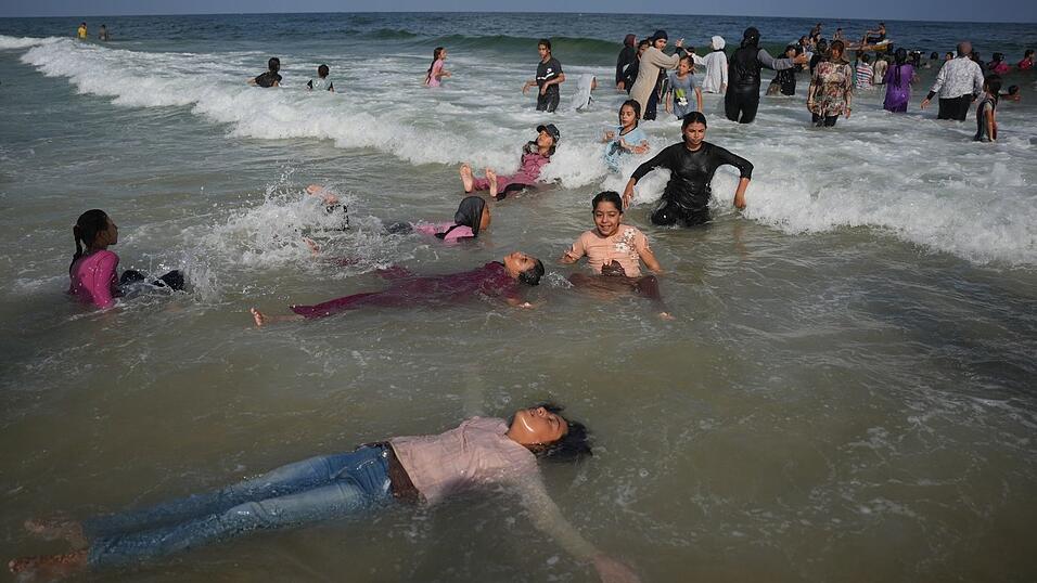 In der aktuellen Sommerhitze bietet das Schwimmen im Meer den Kindern auch Abkühlung. In der aktuellen Sommerhitze bietet das Schwimmen im Meer den Kindern auch Abkühlung.