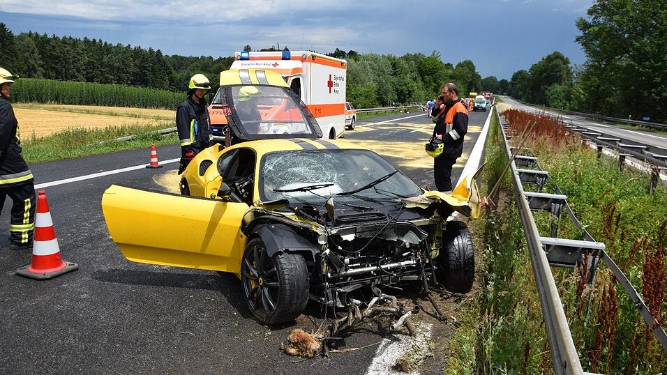 Auf der A93 bei Aiglsbach ist am Freitagmittag ein Ferrari in eine Leitplanke gekracht. Auf der A93 bei Aiglsbach ist am Freitagmittag ein Ferrari in eine Leitplanke gekracht.