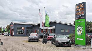 Die Zufahrt zum Areal in der Meisenstraße. Hinter dem Autohaus befindet sich das Radlgeschäft.