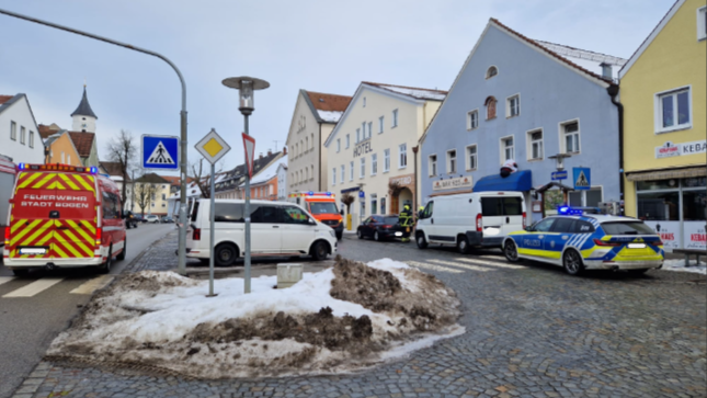 Einsatzkr&auml;fte am Bogener Stadtplatz
