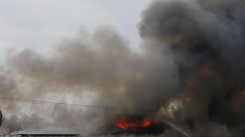 Das Feuer im H&uuml;hnerstall in Pfatter im Landkreis Regensburg brach am Mittwochvormittag aus.